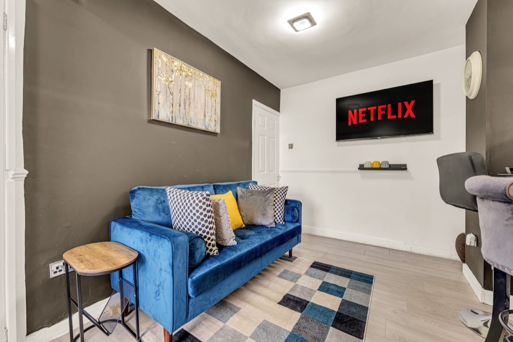 Living room at Cosy Modern 2-Bedroom Flat