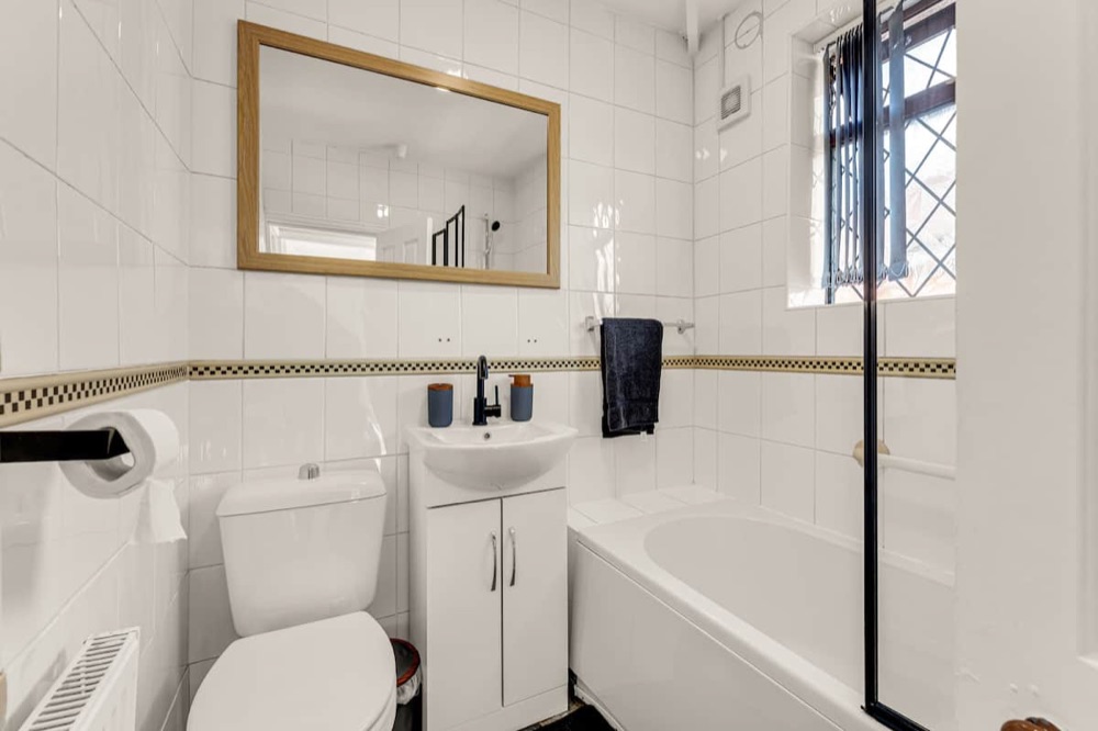 Bathroom at Cosy Modern 2-Bedroom Flat
