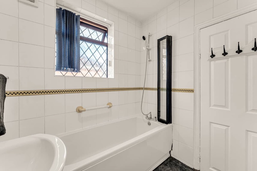 Bathroom at Cosy Modern 2-Bedroom Flat
